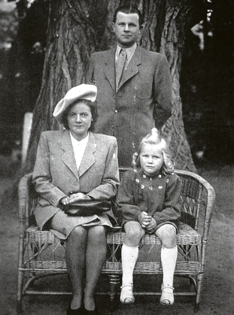 Na historickej fotografii spolu s rodičmi.